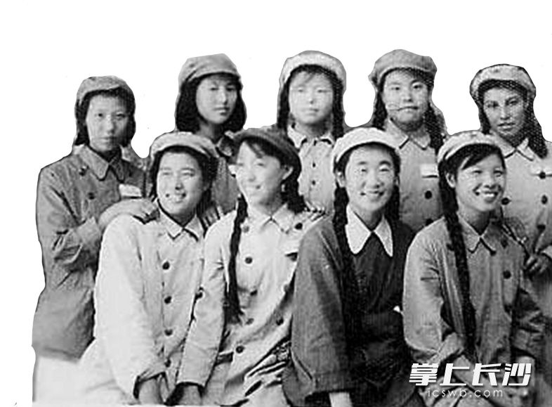 50年代　　保家卫国 走向天南地北　　1950年，面带笑容的湘妹子奔赴新疆，成为军队中的一员，她们的青春从此绽放在祖国的西北。(图片提供：江异)