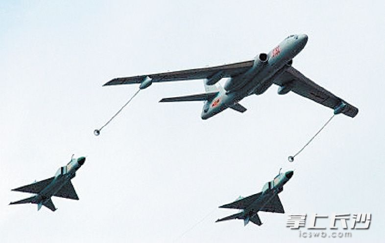 轰油-6是中国研制的首款加油机，该机由轰六轰炸机发展而来，成功解决了国产加油机的有无问题，能为歼-8、歼-10等战斗机进行空中加油。1991年12月23日11时24分，中国空军首次空中加油成功。1997年第一个空中加油机团正式在广州军区成立。
