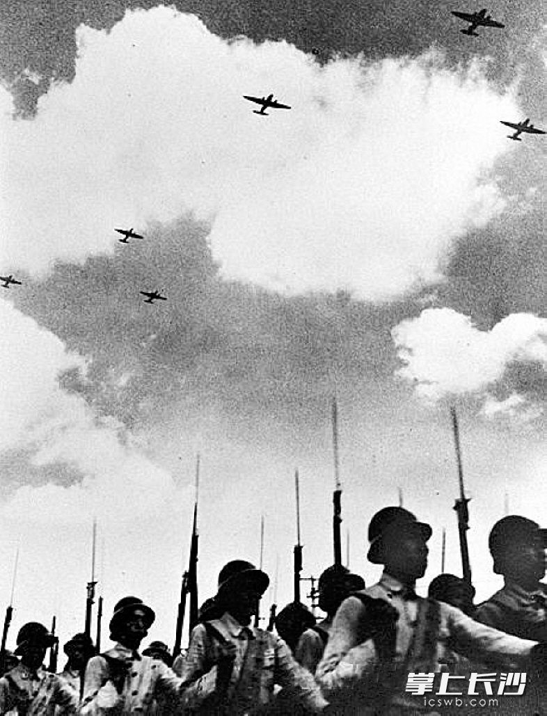 图为1949年10月1日，新成立的中国人民解放军空军编队飞过天安门广场上空。当时共17架飞机参加开国大典，当受阅机群从天空飞过时，其中4架还挂着实弹，这是世界阅兵史上前所未有的事情，原因是受阅飞机还在担负战斗值班任务。