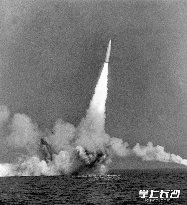 1982年10月，我国第一次实现潜艇发射战略导弹，潜地导弹是从潜艇上发射，攻击陆上目标的导弹，具有机动性强、攻击能力高的特点。