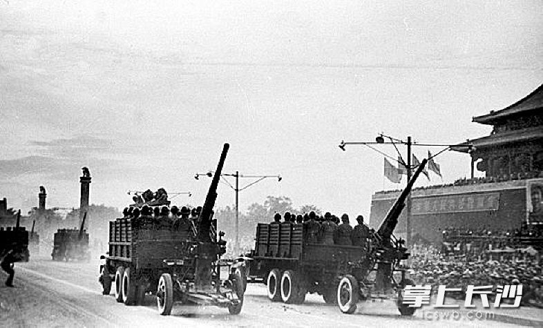 高射炮，图为1949年10月1日，中国人民解放军高射炮部队经过天安门城楼。