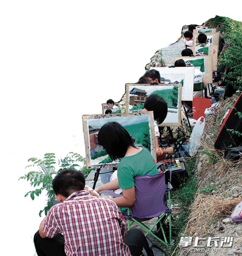 2005年，孩子们在江西婺源李坑村画色彩。