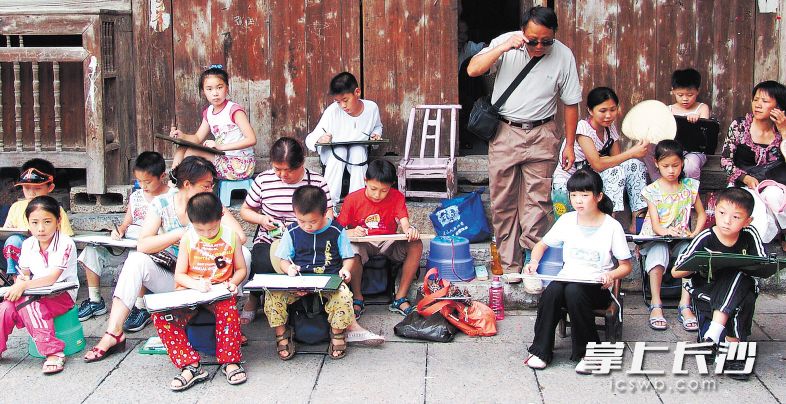 2004年，孩子们在芙蓉镇写生。