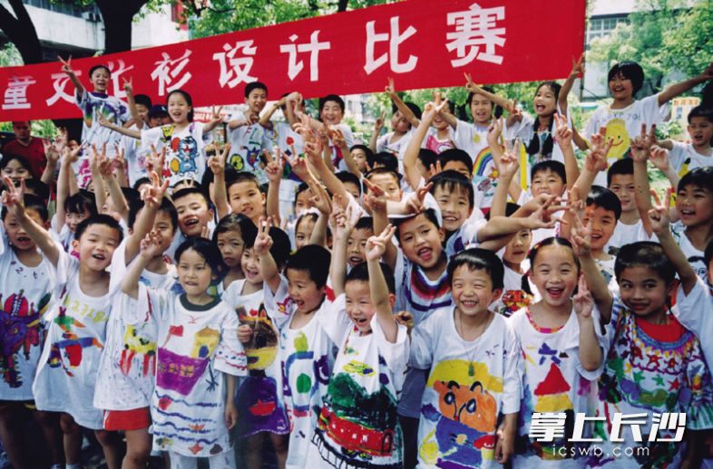 2002年六一儿童节，孩子们在文化衫设计比赛中，穿上自己设计的文化衫，开心无比。