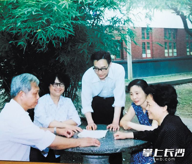 1988年高三语文备课组的老师在校园里进行教学探讨。 