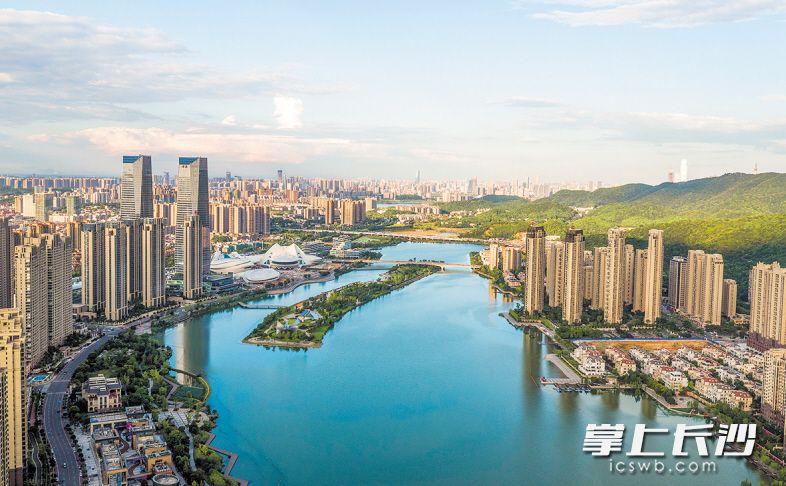 梅溪湖国际新城是湖南湘江新区的重要组成部分，经过近年来高起点、高品质的规划建设，一个生态优美、依山傍湖的宜居片区已经成型。