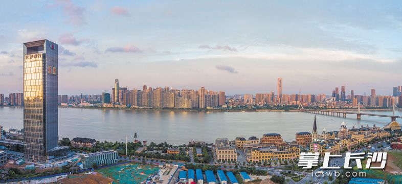 滨江新城片区定位为中部金融中心，以现代金融商务功能为核心，以文化、休闲、旅游综合商圈为驱动引擎，建设以都市居住为依托的复合型新都会中心。