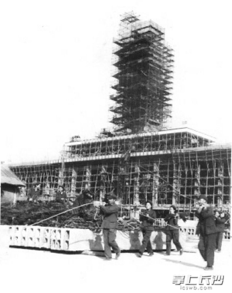 1977年，建设中的长沙火车站（东站）。钟友援 摄