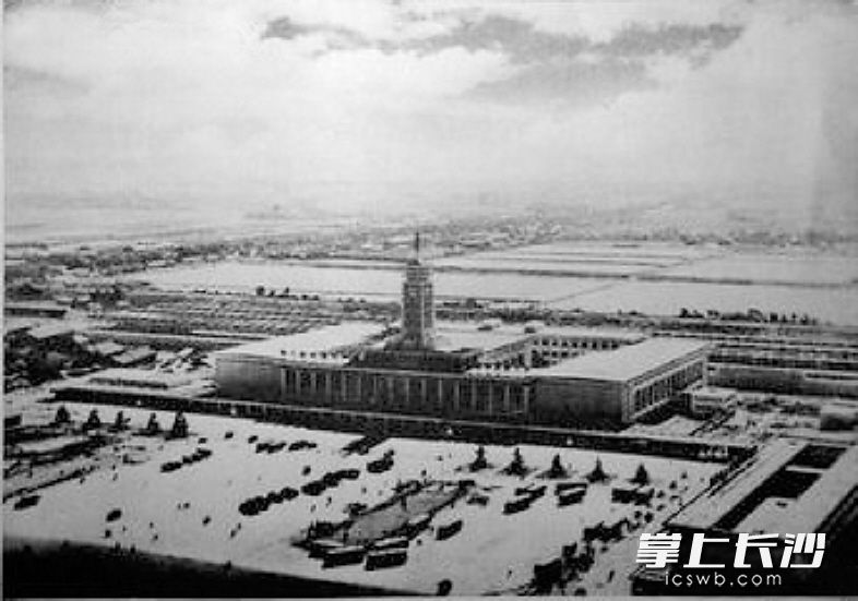 1977年新站落成（地址：原五一路东端），当时火车站的四周还是一片农地和鱼塘。 长沙火车站 供图