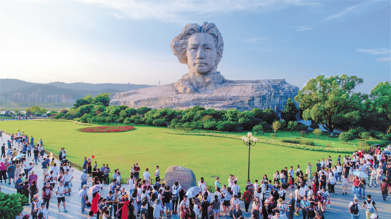 国庆中秋长假里，来自全国各地的游客纷纷在橘子洲头青年毛泽东雕像前拍照留念。 长沙晚报记者 邹麟 摄