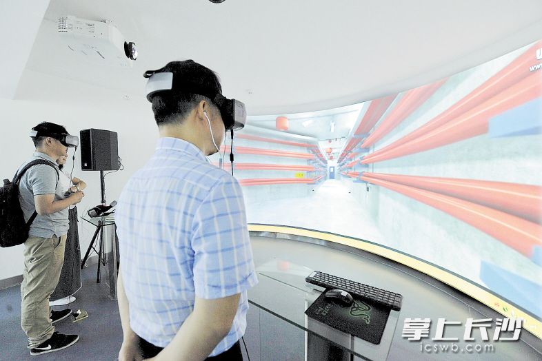 长沙综合管廊总控中心展示厅内，市民在VR虚拟漫游体验区戴上VR眼镜后体验一场虚拟的漫游管廊之旅。 长沙晚报记者 余劭劼 摄