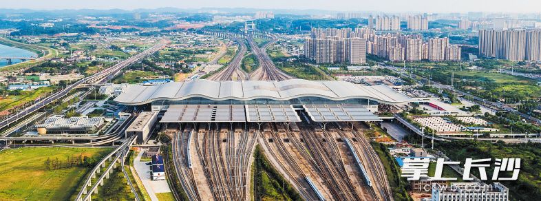 京深、沪昆、规划中的渝厦三条高铁大动脉，在长沙雨花区交会，拉来了一个炙手可热的高铁会展新城。