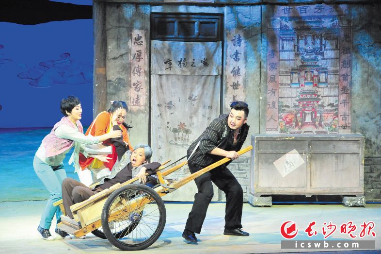 10月15日晚，陕西省商洛花鼓戏《带灯》在长沙实验剧场演出。长沙晚报记者 贺文兵 摄