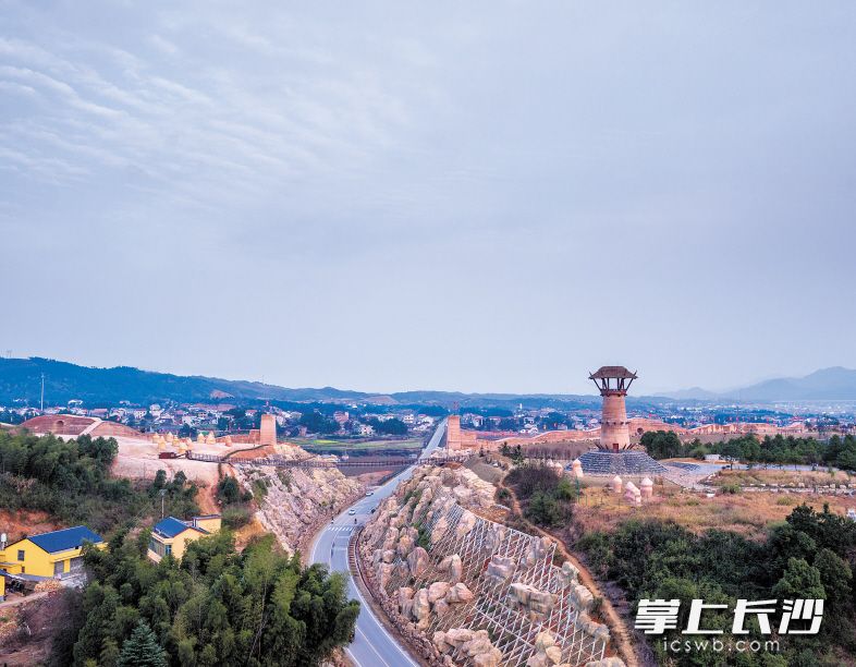 宋城炭河古城，是中国首个周文化主题公园，再现了三千年前的西周社会、文化、生产、生活场景。