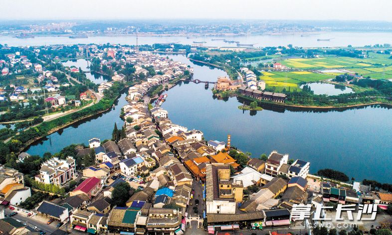 东濒湘江的文化名镇靖港，明清风格的古建筑，木楼雕花，让人心生时光倒流之感。