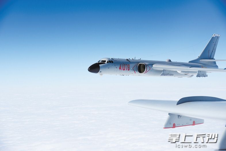 11月23日，空军轰－6K战机前出第一岛链开展远洋训练。新华社发