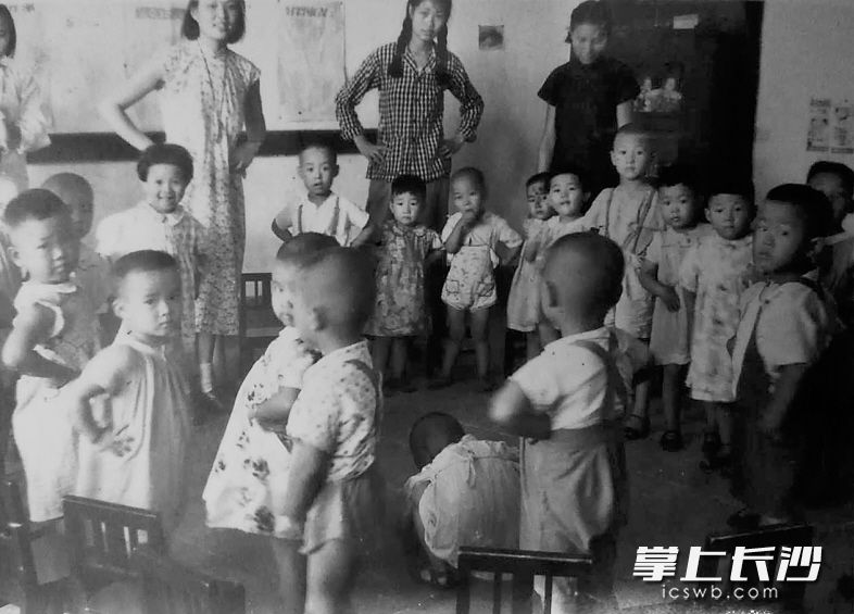 1951年，长沙市在职干部托儿所的老师们带着孩子们在跳舞。
