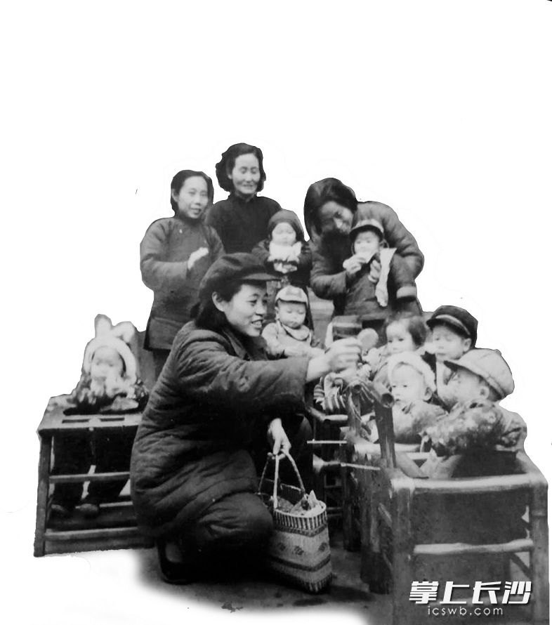 1958年11月，天心阁人民公社第五中队成了“三好”街道。当妈妈们去工作的时候，孩子们在街道保育员的抚育下，天真可爱地成长，当时长沙每个街道都设立了幼儿园和托儿所。