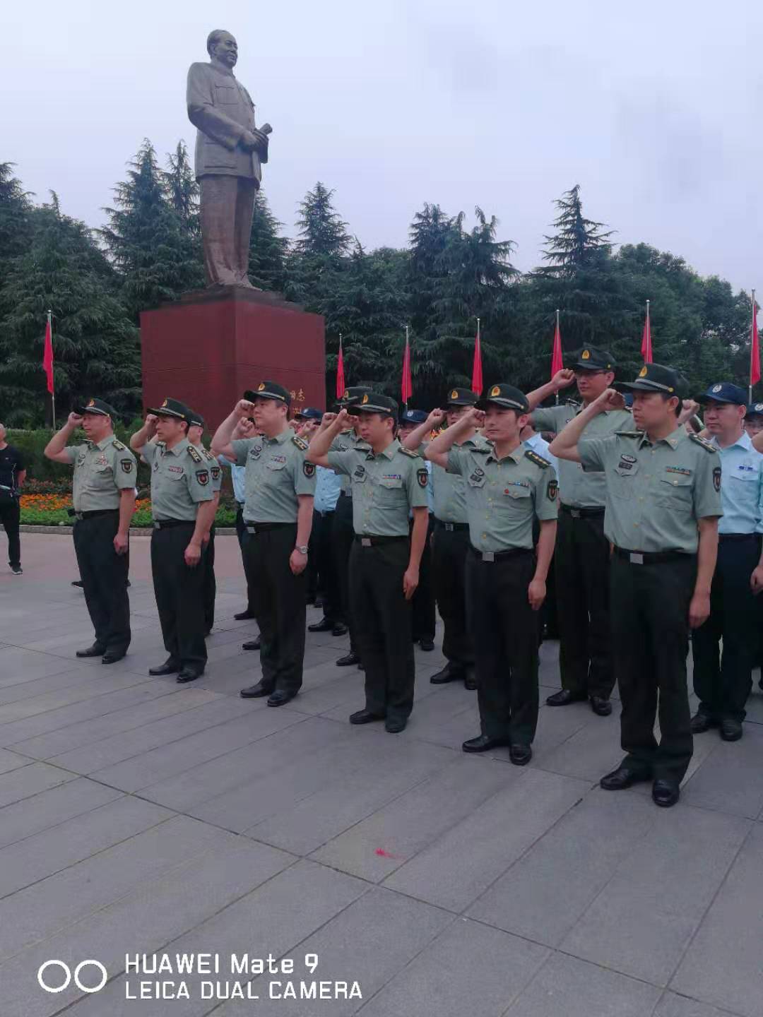 今天，长沙警备区官兵在韶山毛泽东铜像广场面对党旗庄严宣誓。长沙晚报全媒体记者 黎铁桥摄