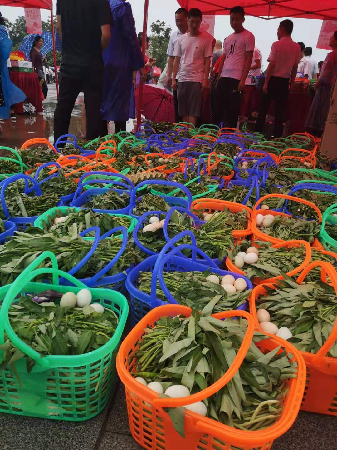 现场义卖的蔬菜瓜果一部分来自爱心农业企业捐赠一部分来自贫困户自己种植。长沙晚报全媒体记者 朱华 摄