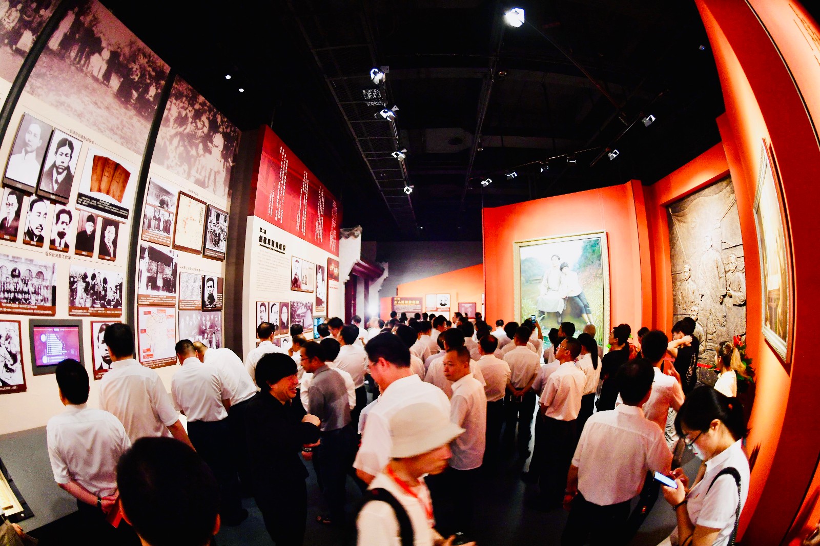 “七一”新开馆的中国共产党长沙历史馆内观众人头攒动，成为清水塘“红色旅游链”上重要一环。周柏平 摄