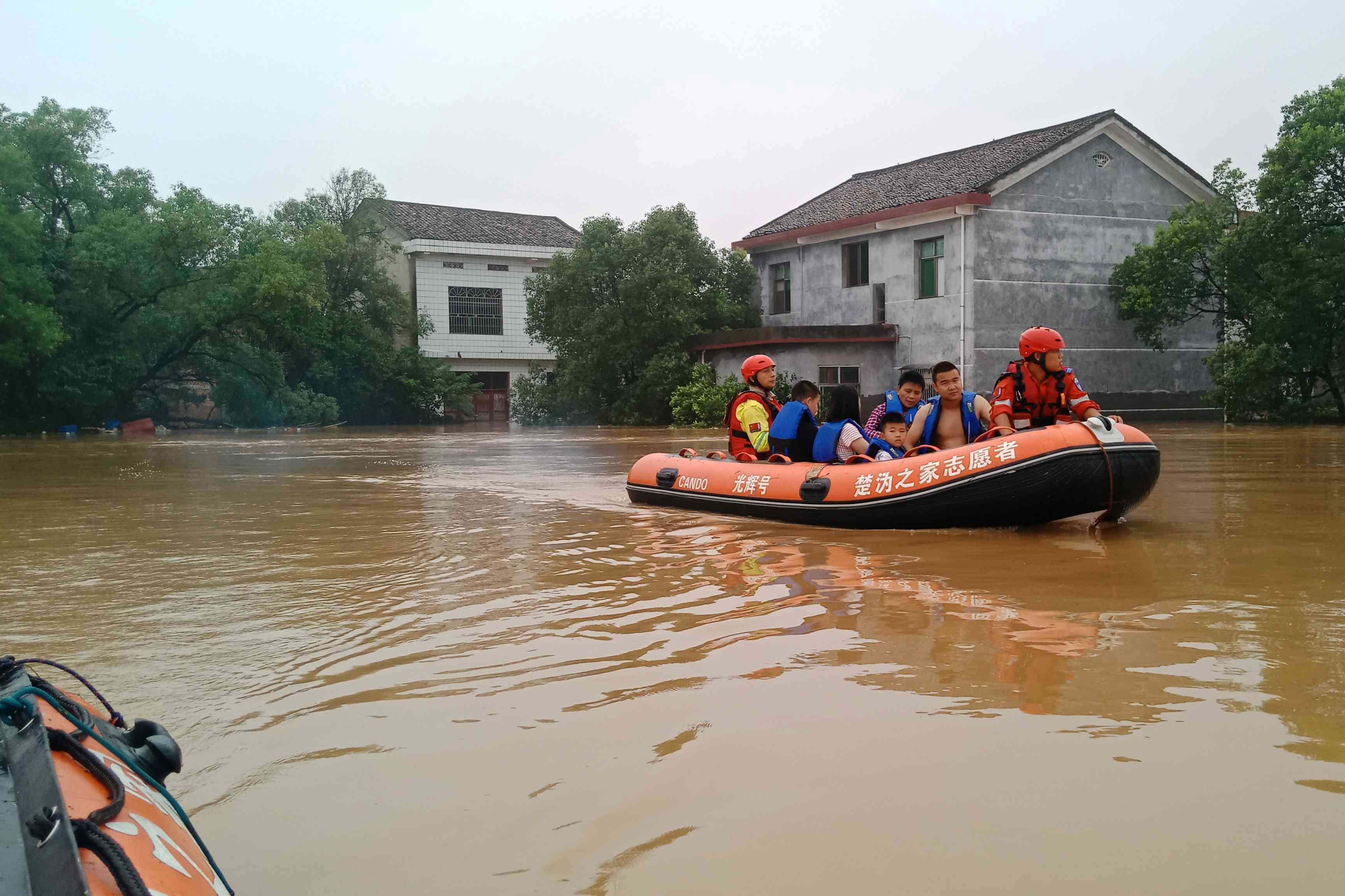 宁乡楚沩之家应急救援队队员在株洲转移被困群众。受访者供图