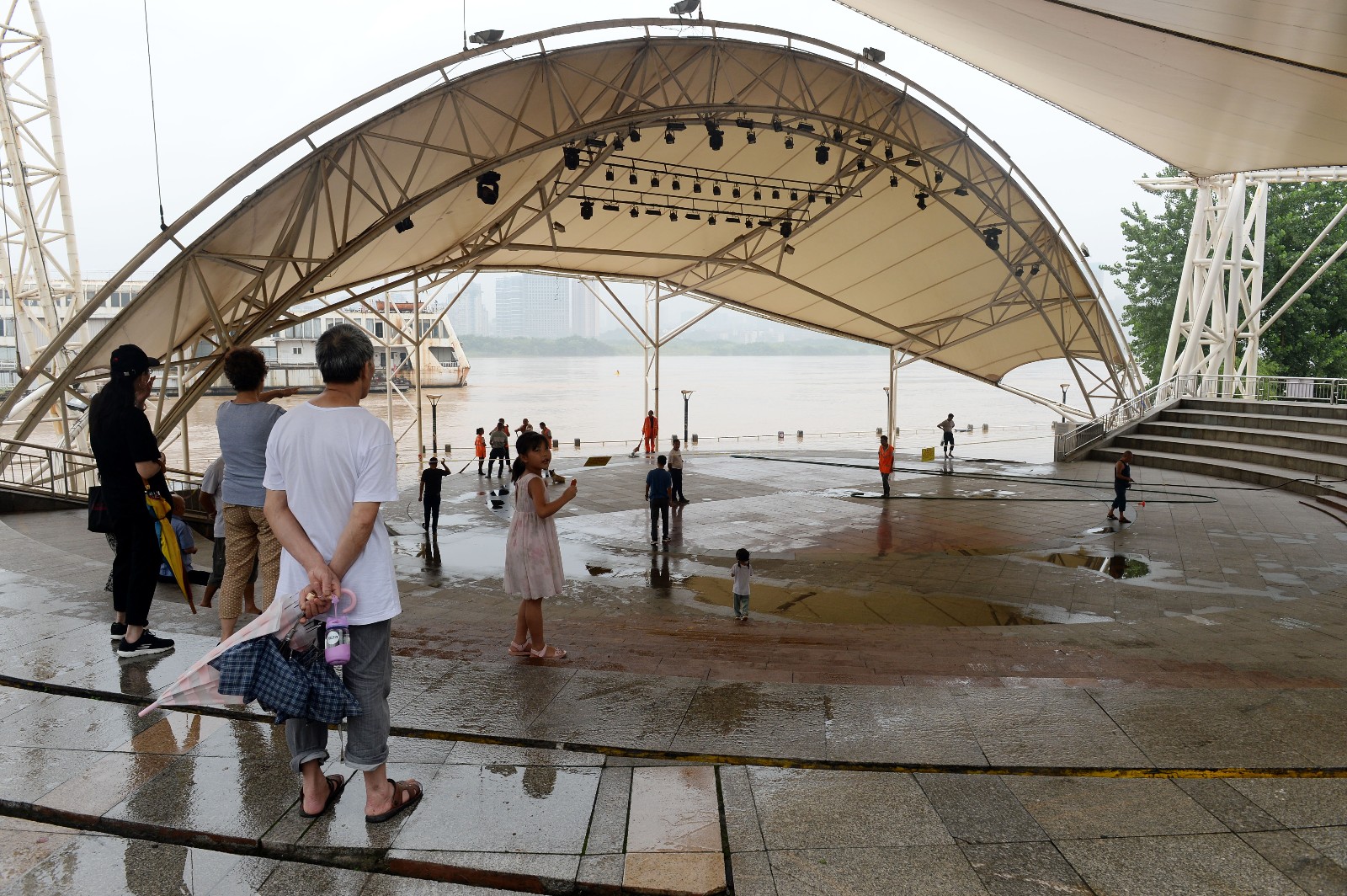 7月12日，市民在开福区风帆广场休闲。当日，湘江水位下降，环卫人员及时清淤，舞台恢复如常。