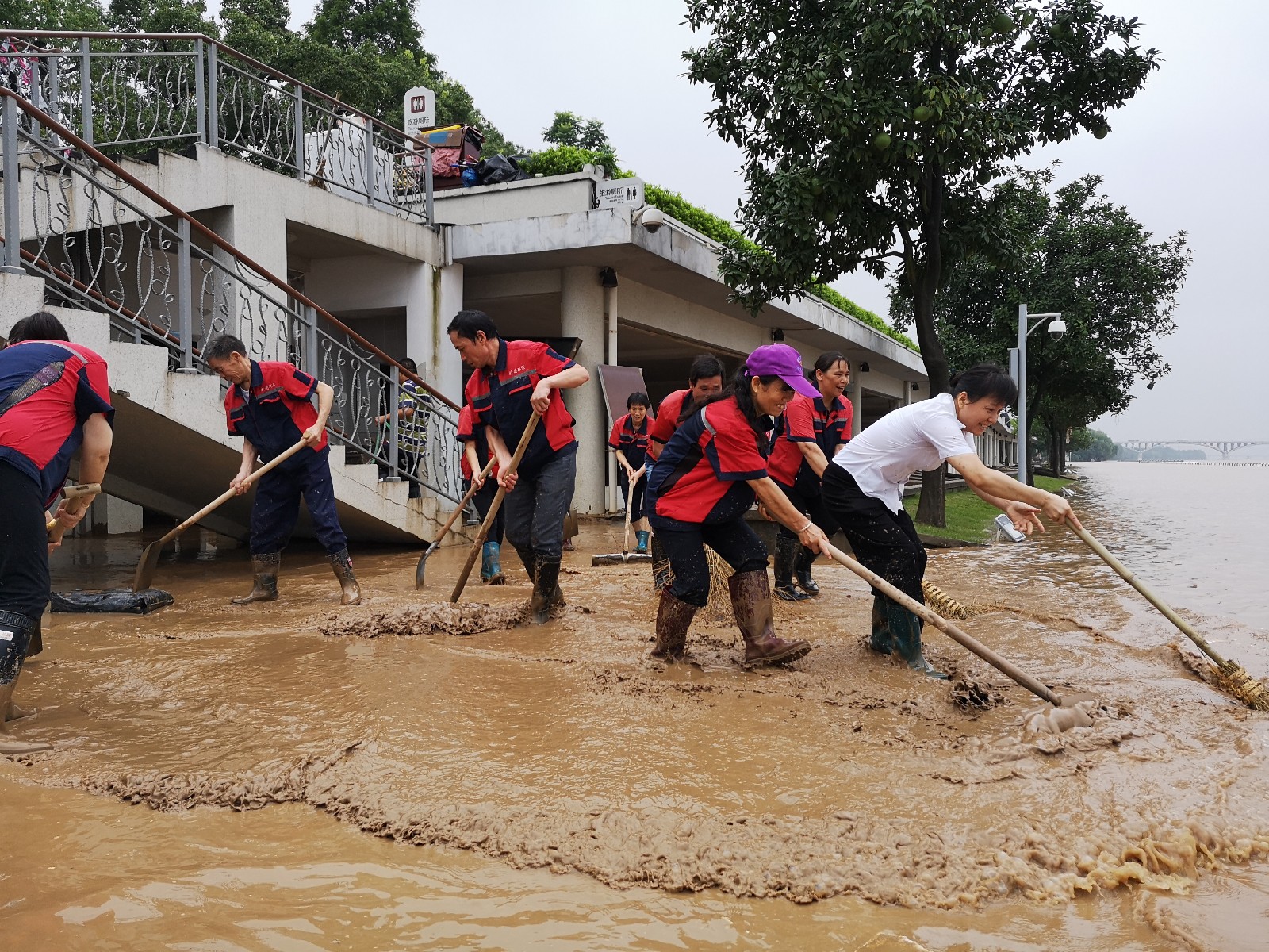橘子洲景区，工作人员正对洪水退去的部分区域进行清淤。