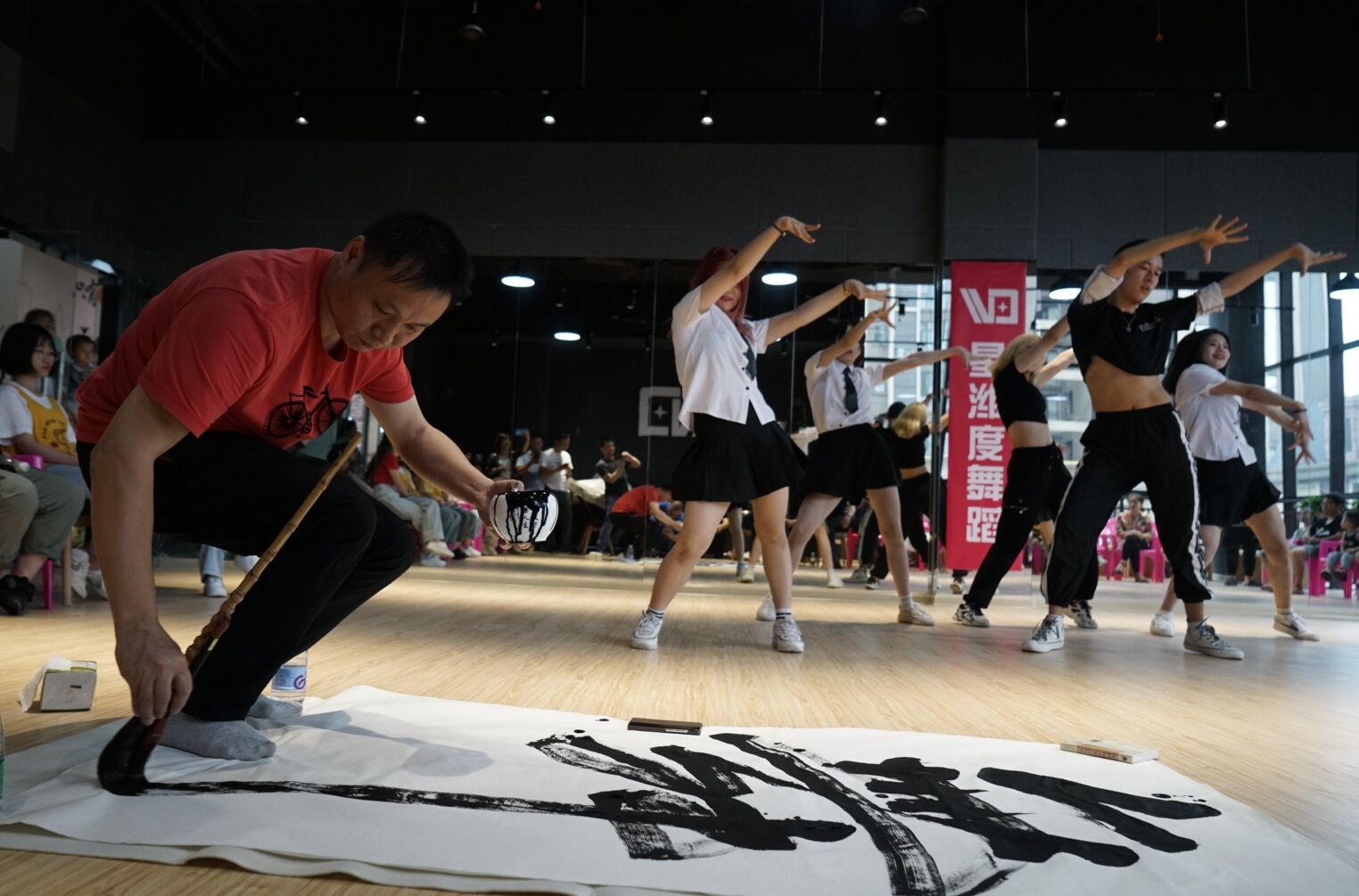 今日，在星潍度国际舞蹈培训滨江凯德店举行的“舞动中国”主题活动现场，舞蹈与书法互动，展现艺术之美