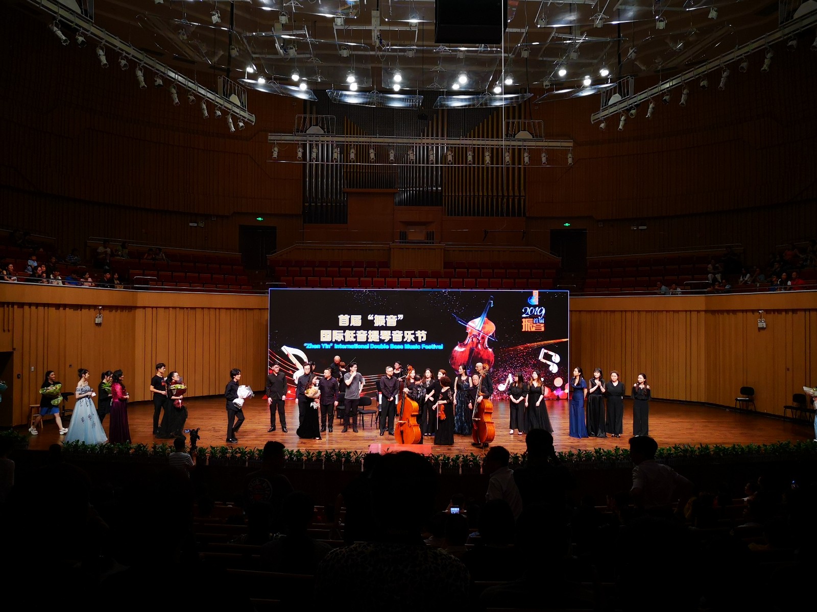 今晚，首届“振音”国际低音提琴音乐节在长沙音乐厅开幕。肖燕 摄