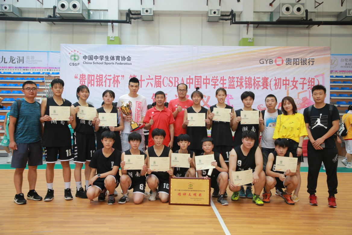 协会秘书长赵明志为队员颁奖。
