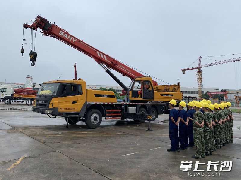 湖南消防工程机械救援大队已正式投入战备执勤。均为长沙晚报通讯员 李玺 供图