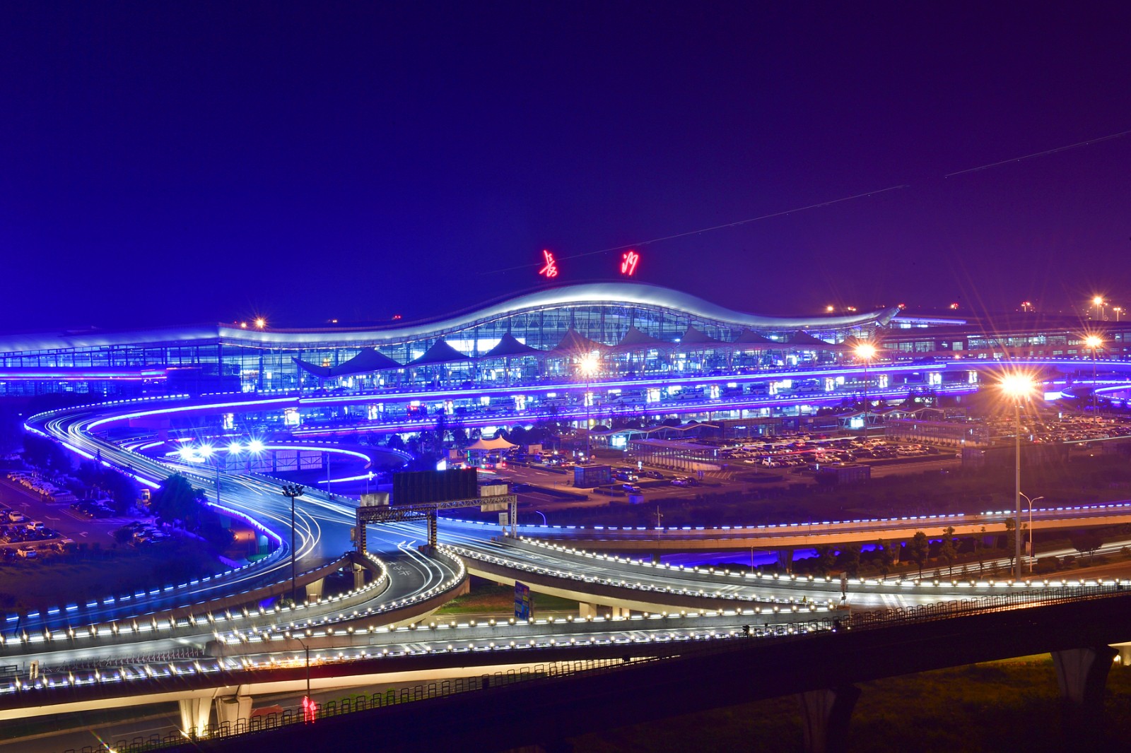 依托广阔蓝天，长沙筑就对外开放新通道。图为长沙黄花国际机场夜景。长沙晚报全媒体记者 余劭劼 摄