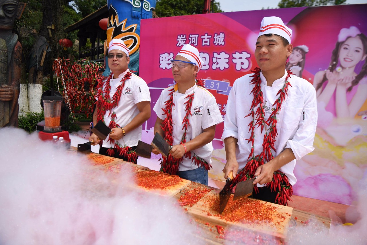 红红火火的辣椒让游客体验湖南人的热情。