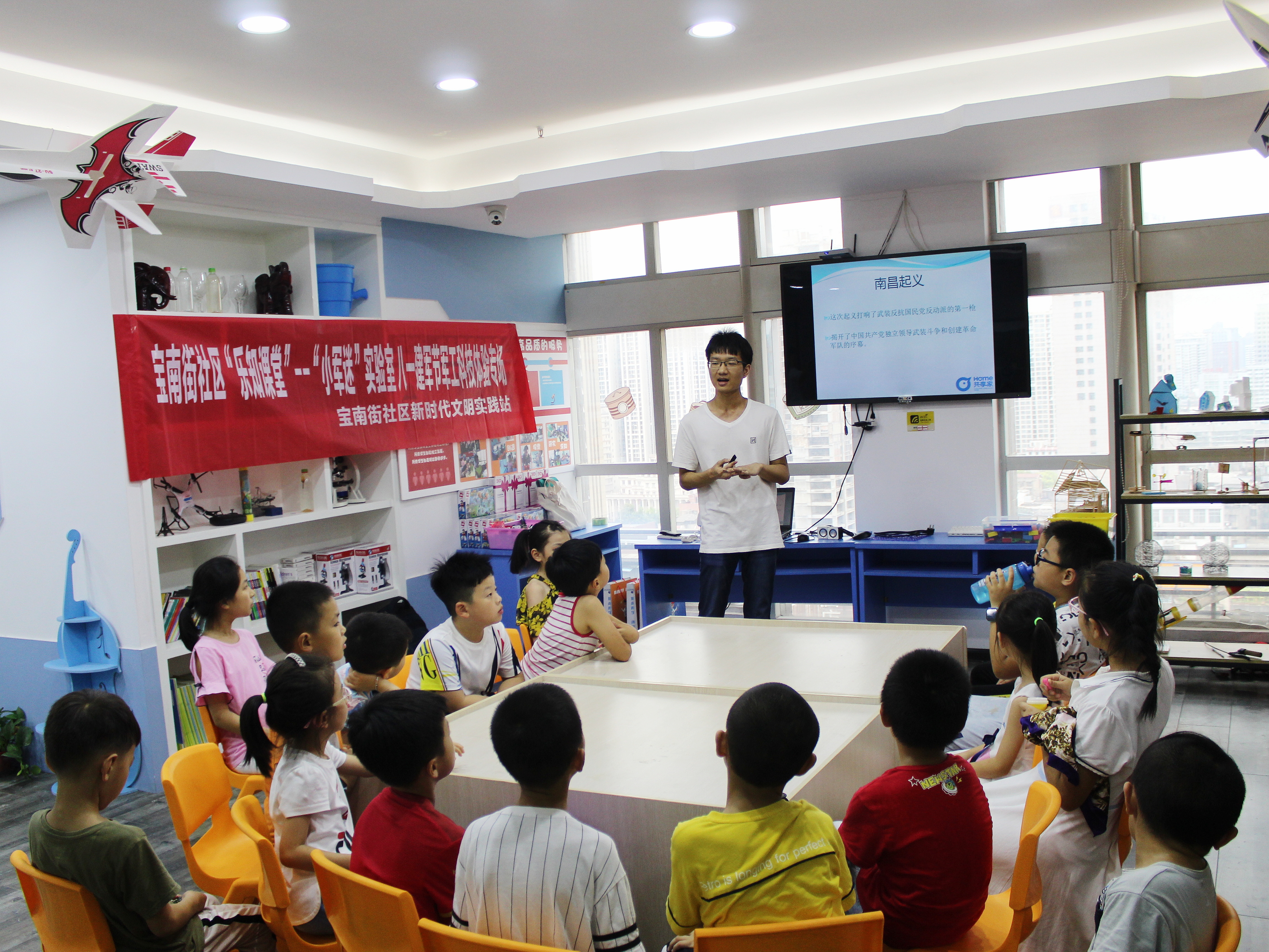 来自湖南师范大学的青年志愿者王韬用图文并茂的方式带孩子们学习建军节的由来。  长沙晚报通讯员 吴永珍 摄