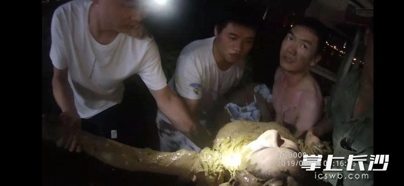 中南大学湘雅三医院急救中心120医护人员从淤泥中解救并搬运轻生女子上岸治疗。图片由医院提供