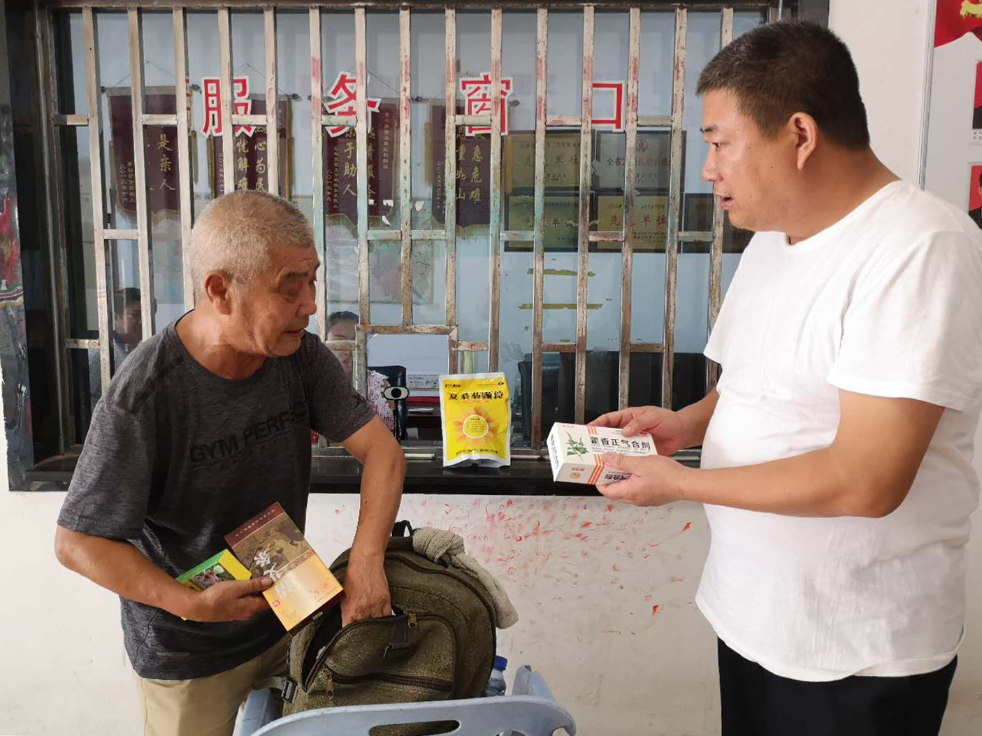 救助站工作人员为老人送上防暑药品和物资。均为通讯员 何丹 摄