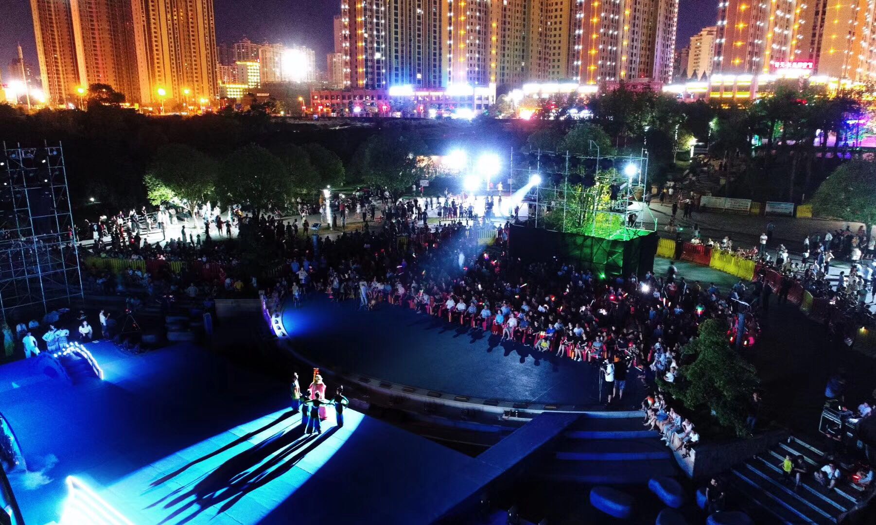 今天晚上，长沙市“我们的节日·七夕”活动在浏阳长兴湖畔举行。长沙晚报通讯员 邓霞林 摄
