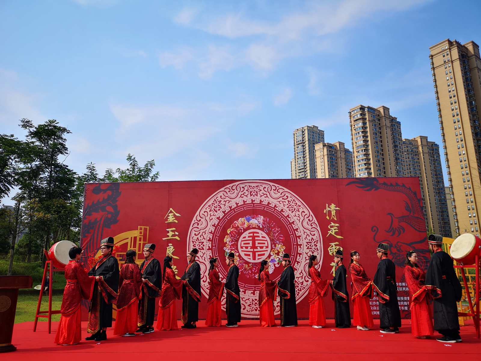 今日七夕，圭塘河畔一场浪漫而又传统的汉式婚礼举行。 长沙晚报全媒体记者  小刘军 摄