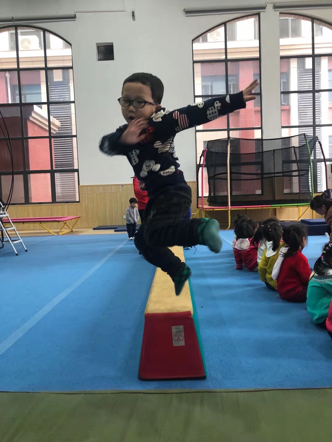 长沙市体操学校定期举行快乐体操体验活动，在娱乐中掌握体操技能的模式，让孩子们像在游乐场一样，潜移默化中接受体操教学。 陈怡 供图