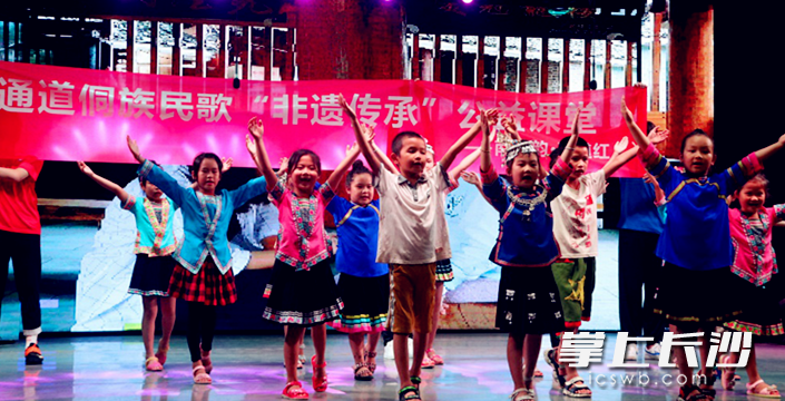 孩子们尽情表演侗族的民族文化。