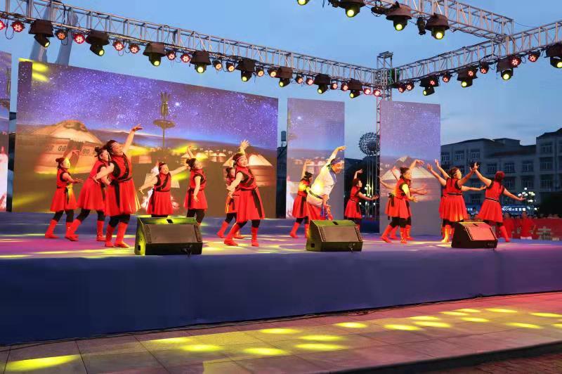 6月28日，浏阳市“同唱祖国好 幸福舞起来”暨大瑶镇深化文明城市创建誓师活动举行，村民自编自导自演的节目上演。