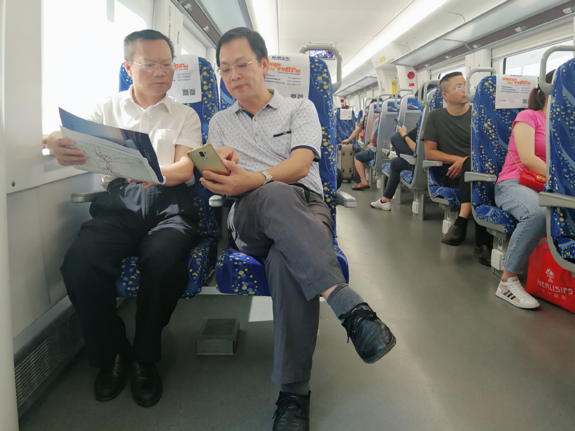 胡忠雄乘坐长株潭城铁。图片均为长沙晚报全媒体记者朱敏摄