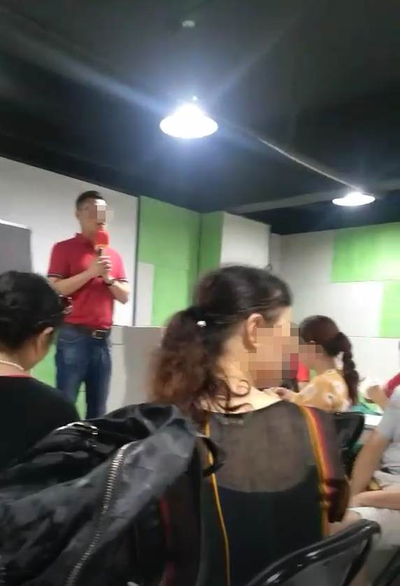 在“幸福来灵芝馆”，一名年轻男子给老人们“讲课”，并推销保健食品，事后还有工作人员阻止老人拍照录像。 受访者供图