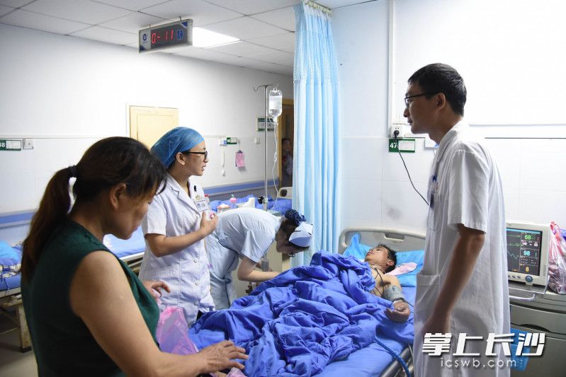 8月21日，彭先生在长沙市第八医院接受治疗。他的左手有烧伤痕迹。长沙晚报全媒体记者 刘琦 摄