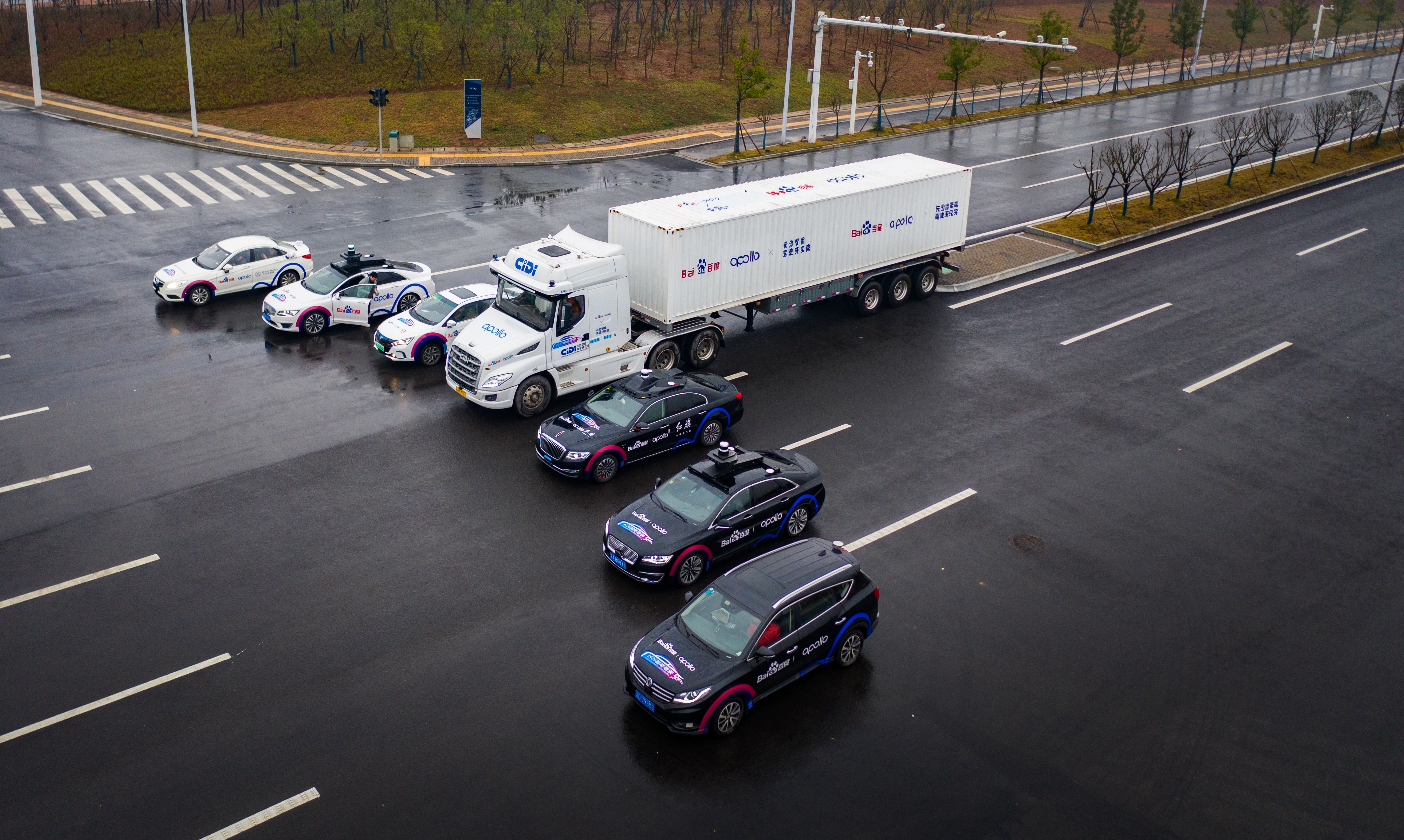的士、重卡、SUV……一大波百度智能驾驶车型亮相国家智能网联汽车（长沙）测试区。长沙晚报通讯员 解婷 摄
