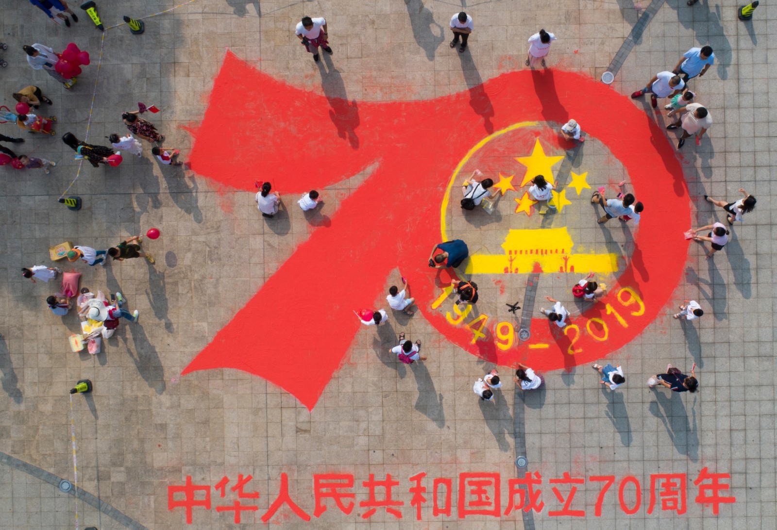 9月15日，庆祝中华人民共和国成立70周年地面巨型沙画快闪活动在梅溪湖桃花岭景区燃情上演。长沙晚报全媒体记者  邹麟 摄