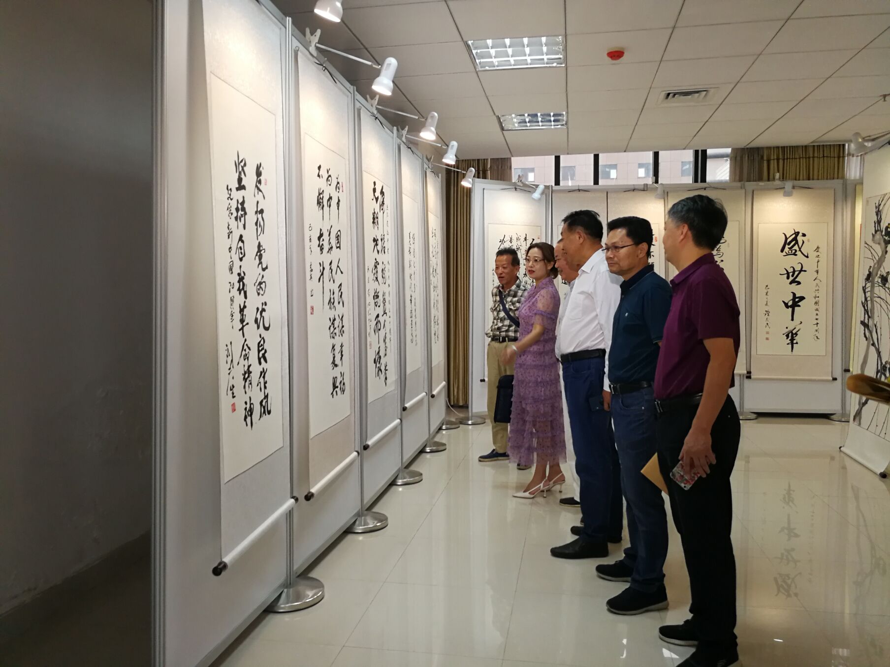 今日上午，“礼赞新中国·奋进新时代”湖南省老干部庆祝新中国成立70周年主题书画展在省老干部活动中心展览大厅开展。