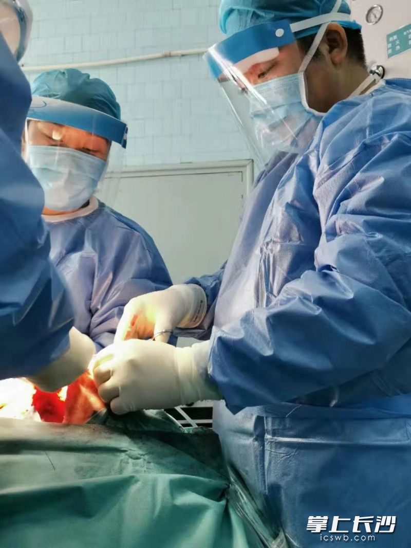 张俊杰手术团队在为患者进行手术治疗。本文图片由医院提供