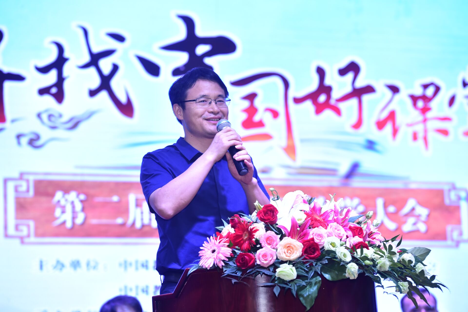 湖南省特级教师、长沙市怡雅中学校长王良正在做报告《让诗歌意义流动起来》。